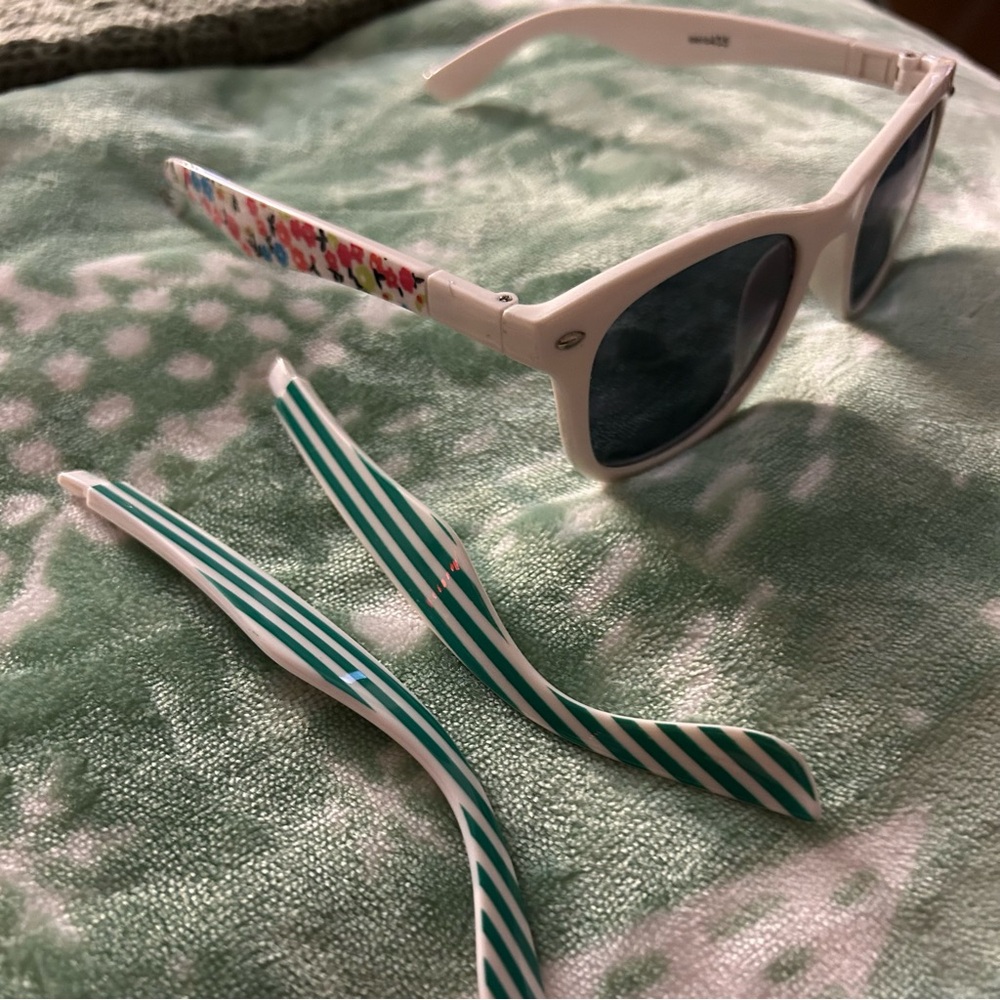 Sunglasses with interchangeable arms (floral and striped)